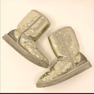 UGG CLASSIC SHORT BOOTS WOMENS SZ 7. GOLD SEQUIN SPARKLE EUC TOO WARM IN FLORIDA